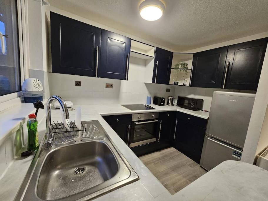 Entire Spacious Modern One Bedroom House Swindon Ngoại thất bức ảnh