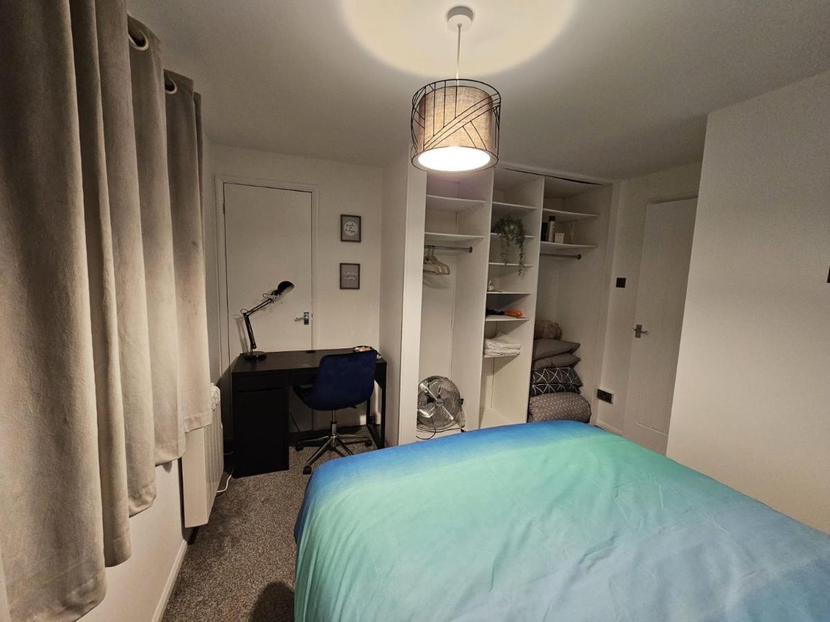 Entire Spacious Modern One Bedroom House Swindon Ngoại thất bức ảnh